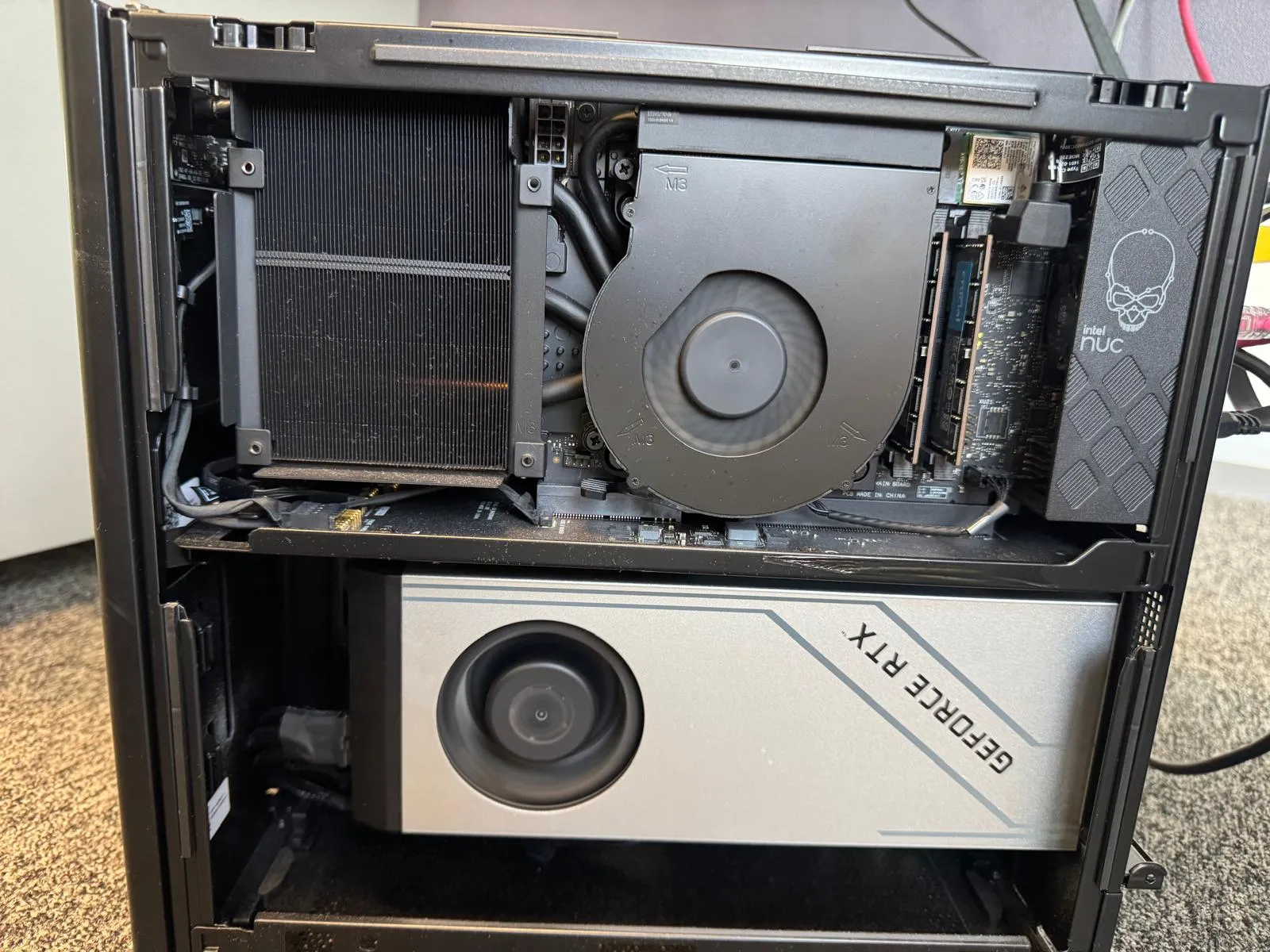 负责 Qwen Image 和 H3 视频推理的 4090 主机,复用鬼哥此前的实拍照片